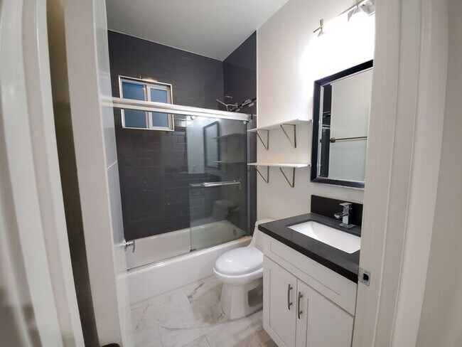 Building Photo - 4 bed 3 bath condo unit