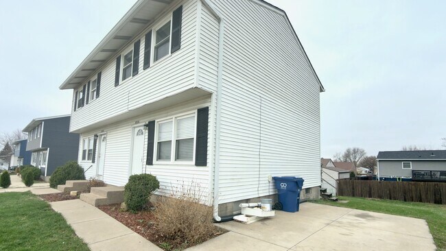 Building Photo - 5326 N Division St