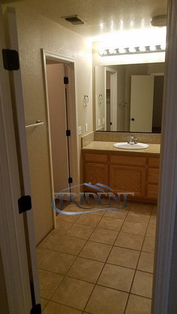 Building Photo - 3 bedroom, 2 bath half-plex/duplex