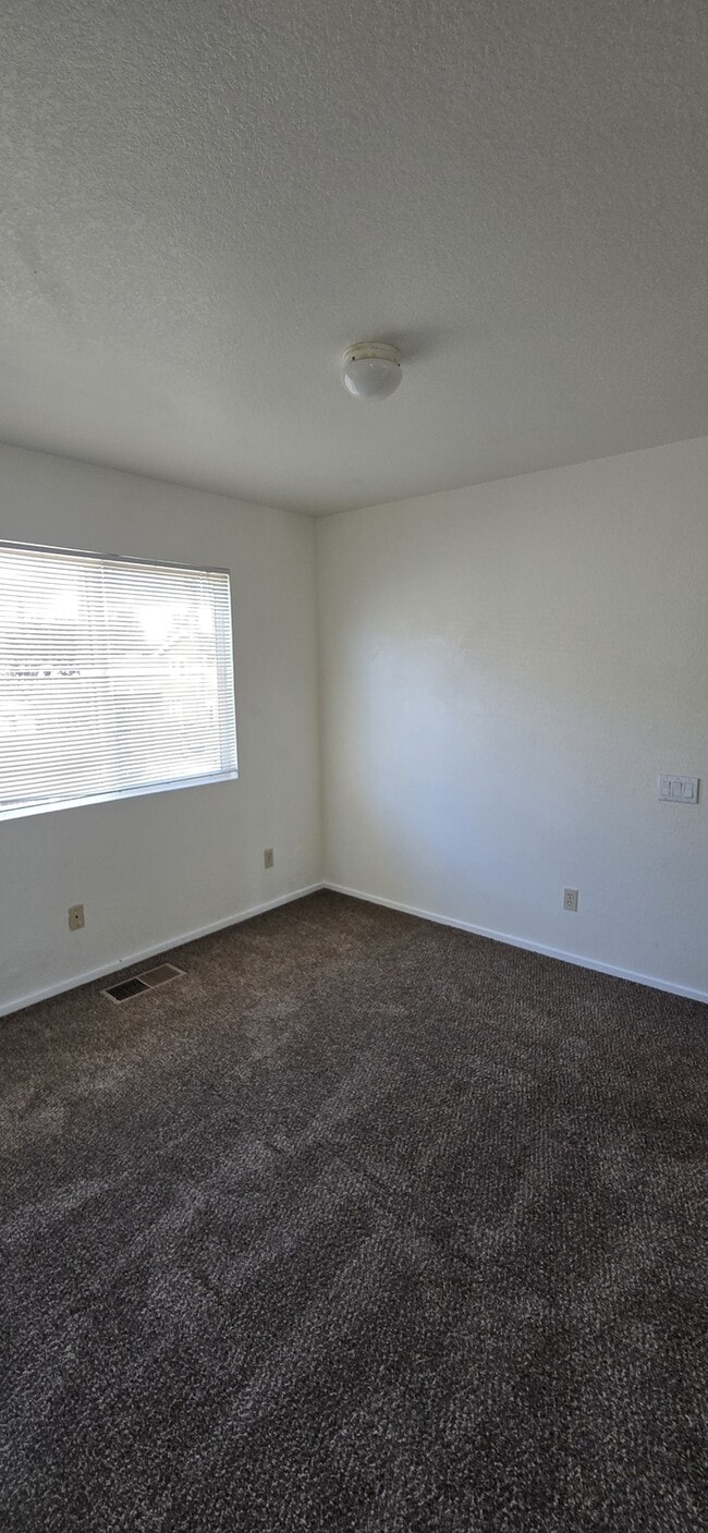 Building Photo - Weston Ranch 4 Bedroom 3 Bathroom Home
