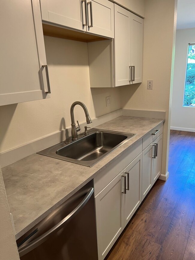 Building Photo - Newly renovated 2 bed x 1 bath on top floor in Kirkland!