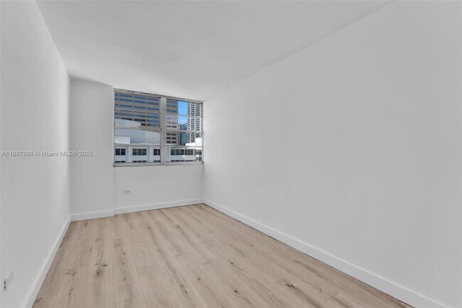 Building Photo - 801 Brickell Bay Dr