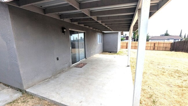 Building Photo - Sizeable 4 Bedroom 2 Bath Home on large co...