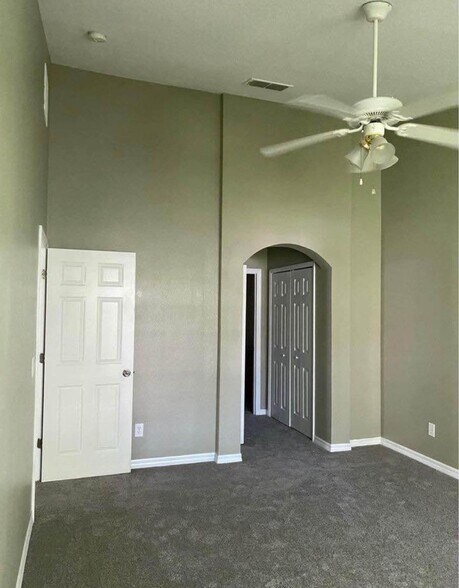 Master $915 - 3687 Oakdale Cir