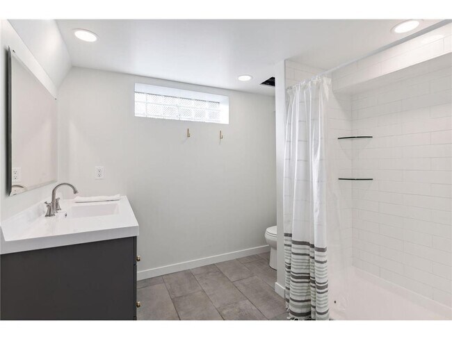 Building Photo - 953 17th Ave SE