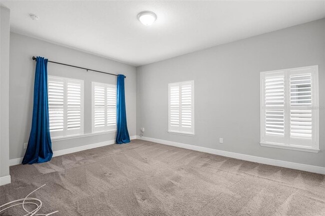 Building Photo - 260 SW Lincoln Cir N