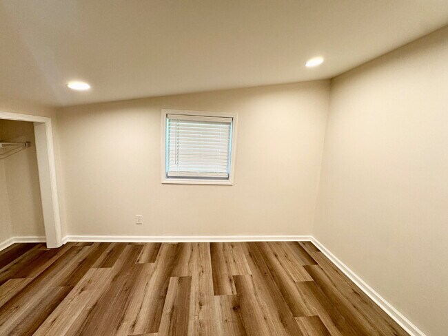 Building Photo - 3 bedroom, 2 bathroom in Seneca