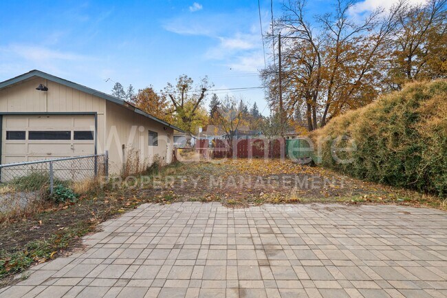 Building Photo - 3 Bedroom , 1 Bath