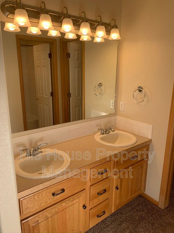 Building Photo - 208 Whitney Bay