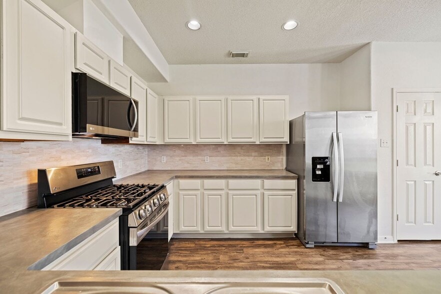 Building Photo - 26122 Parkman Grove Dr