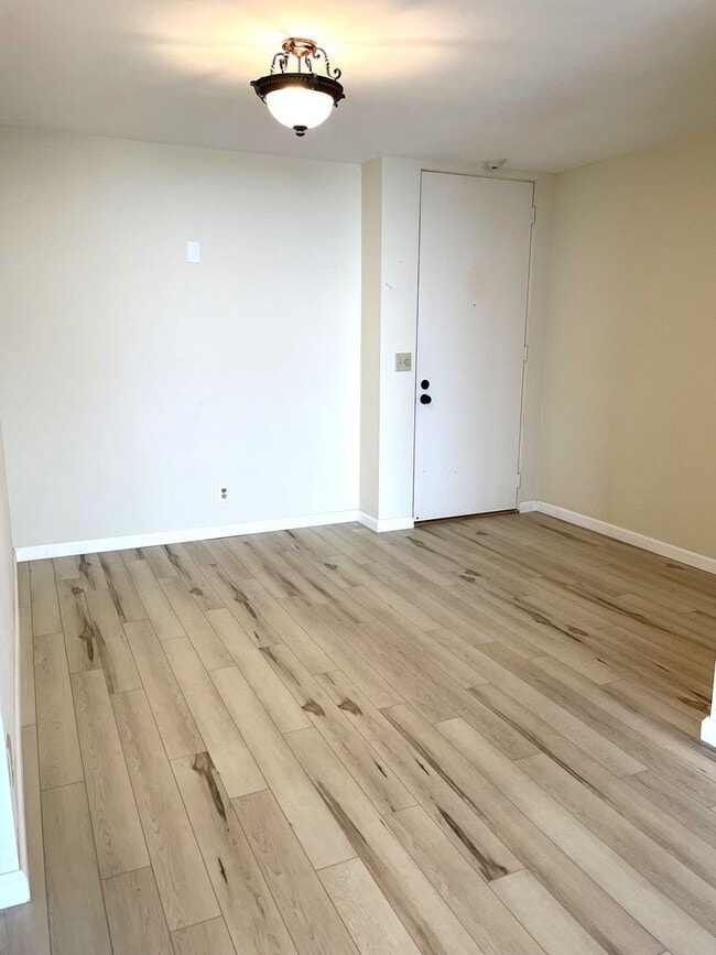 Building Photo - Ocean view updated 2 bed, 2 bath  condo in...
