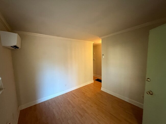 Building Photo - Cozy One Bedroom Triplex in Dilworth!