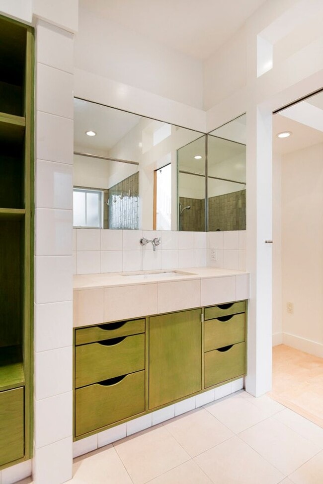 Building Photo - Sunny Apartment in Elmwood Neighborhood