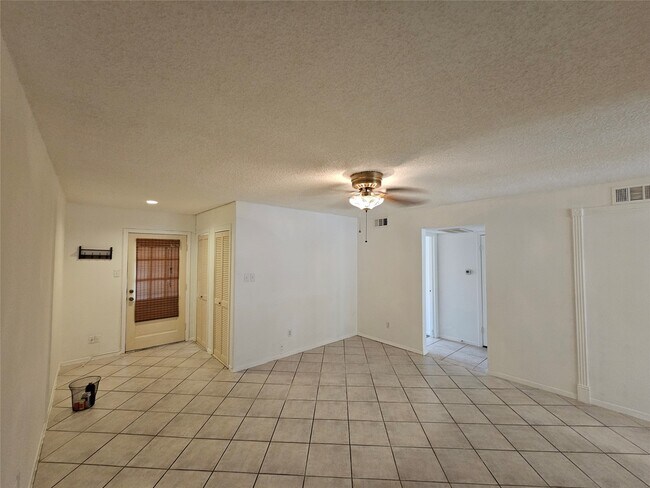 Building Photo - 8287 Kingsbrook Rd