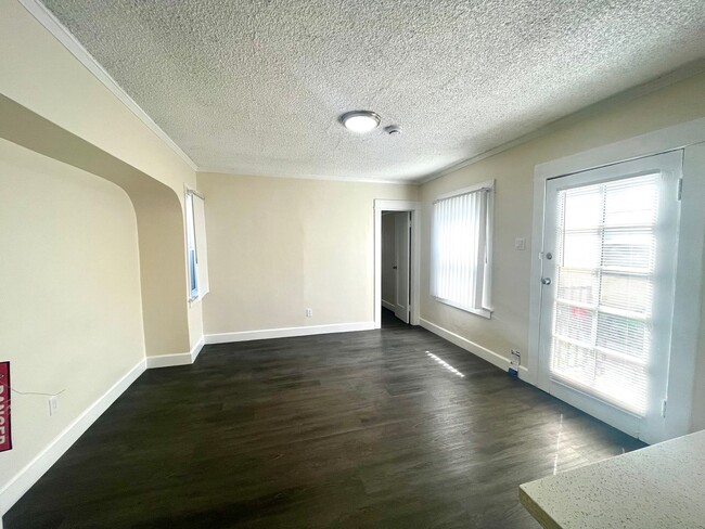 Building Photo - BELLA APARTMENTS: Updated 1 Bedroom Apartment