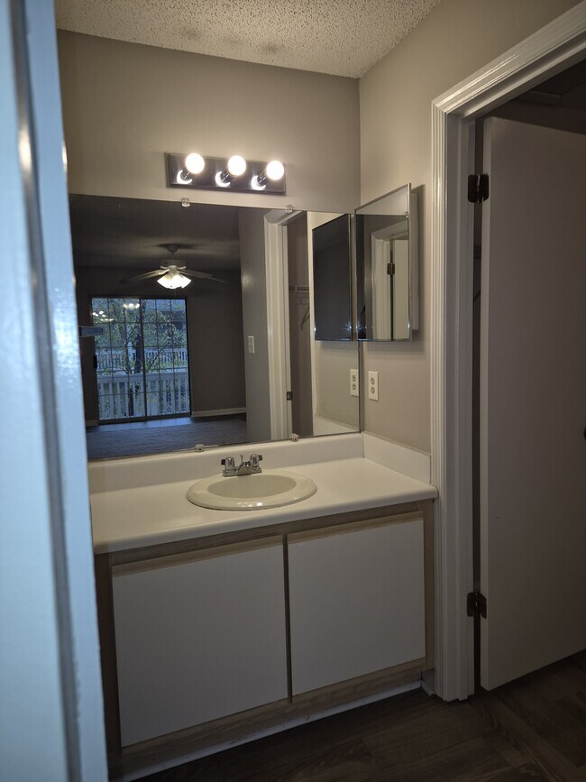 Building Photo - 2092 S Sherwood Dr