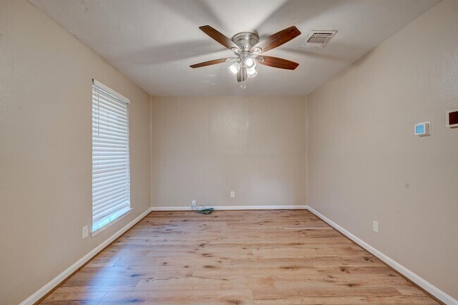 Building Photo - 6331 Oaknut Dr