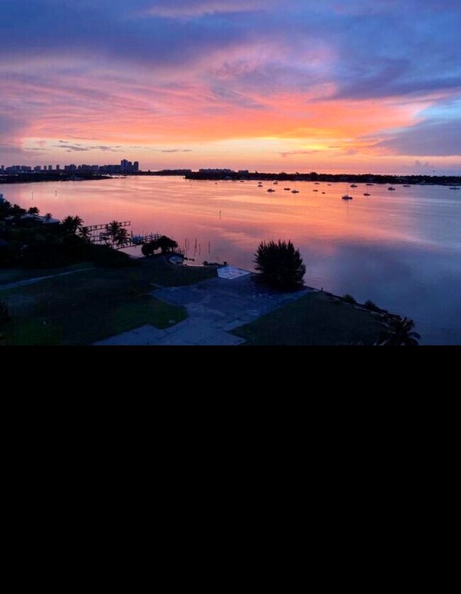 Building Photo - 5600 N Flagler Dr