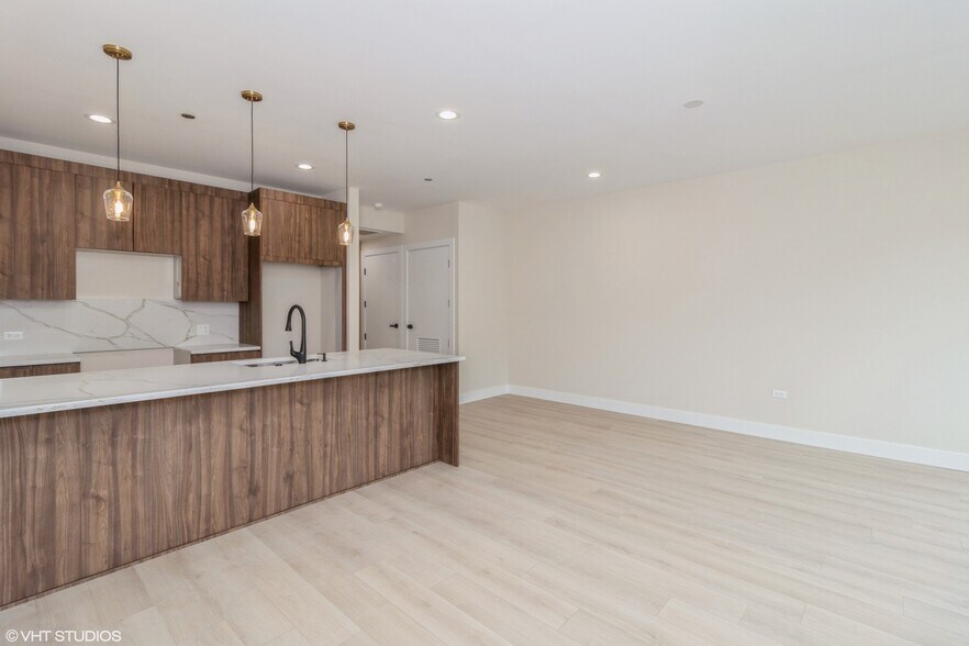 Building Photo - 3045 W Irving Park Rd