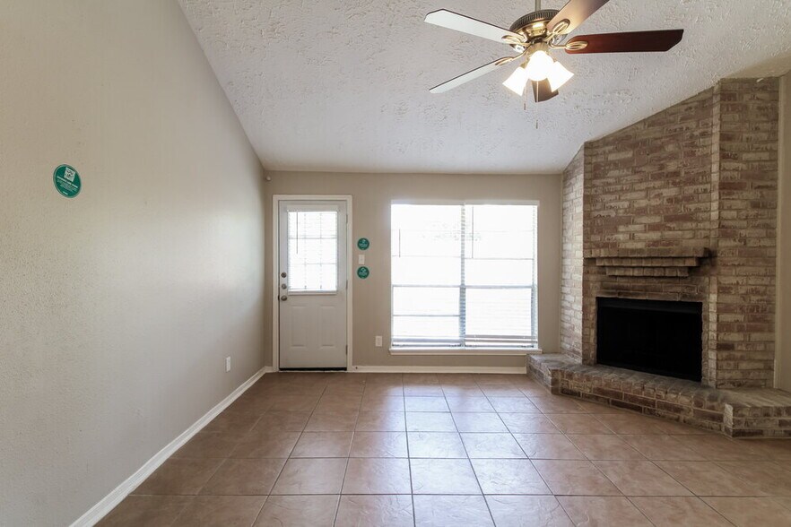 Building Photo - 1807 Oakwell Ln