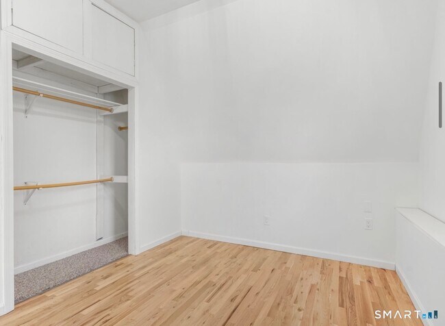 Building Photo - 709 Tunxis Hill Rd