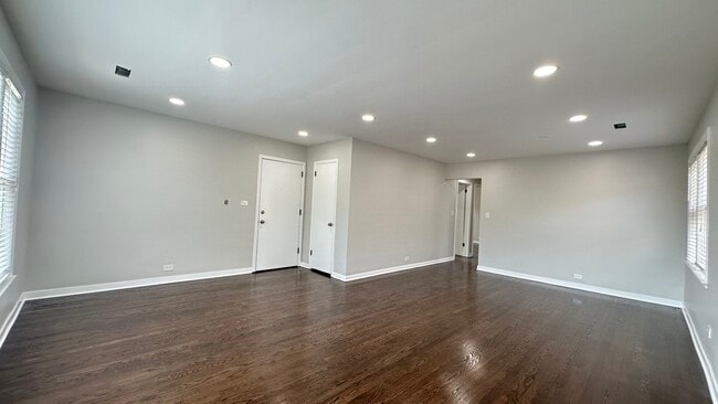 Building Photo - 5811 W Lawrence Ave