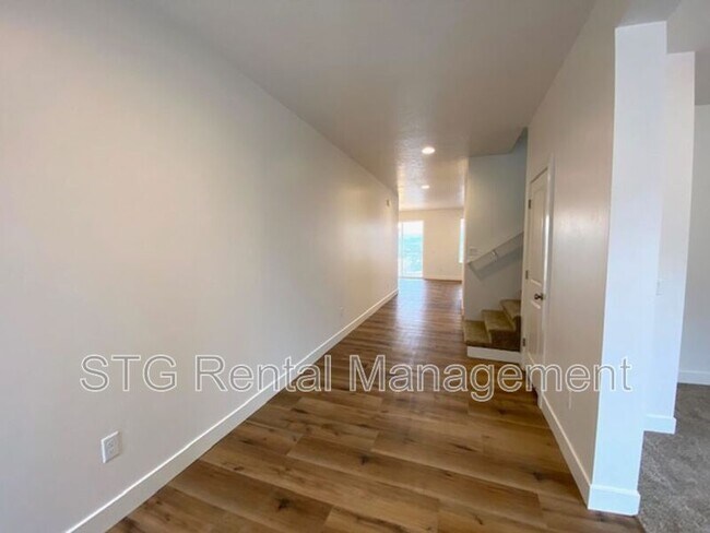 Building Photo - 438 N Stone Mountain Dr