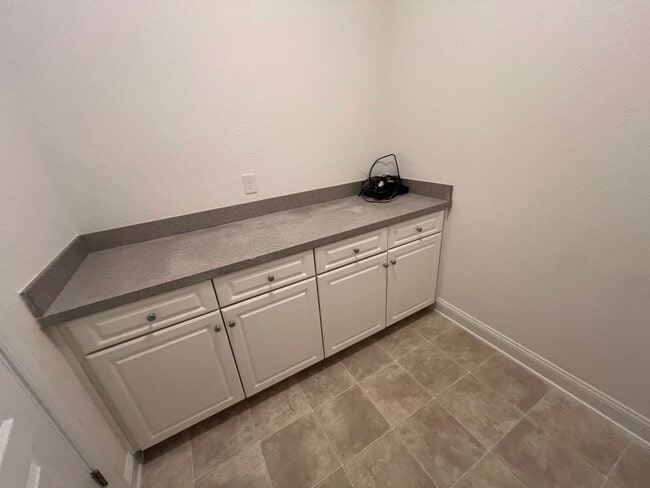 Building Photo - 940 Sugar Oak Dr