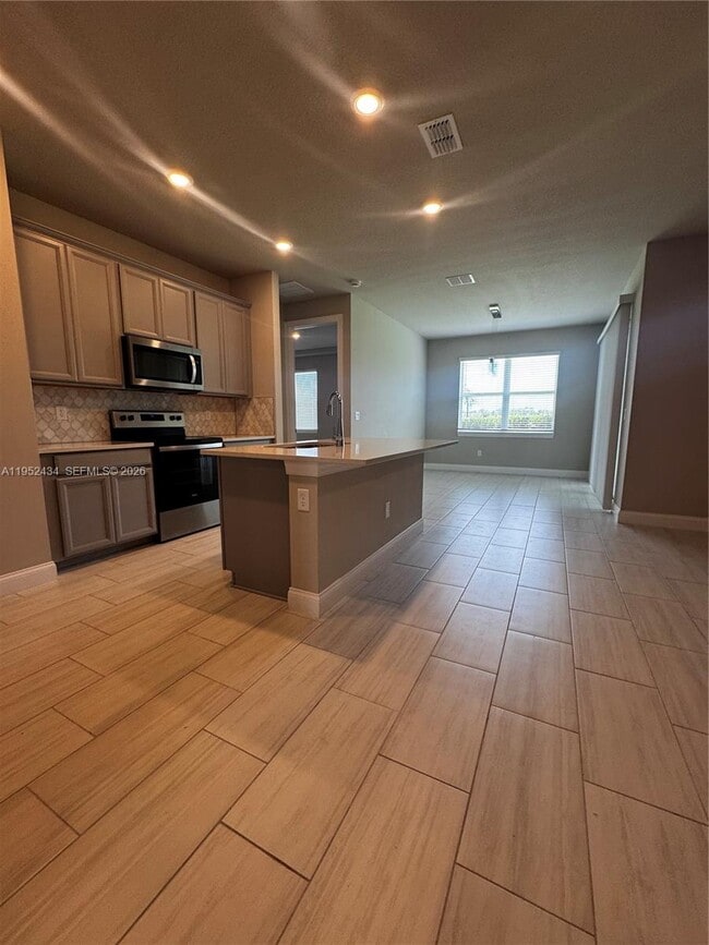 Building Photo - 6712 Cloverdale Ave