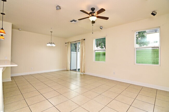Building Photo - Lovely Town Home Available