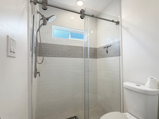 Building Photo - **2025 Euclid Ave Long Beach** Beautiful 3 bedroom 2 bath !!2 weeks free OAC!!