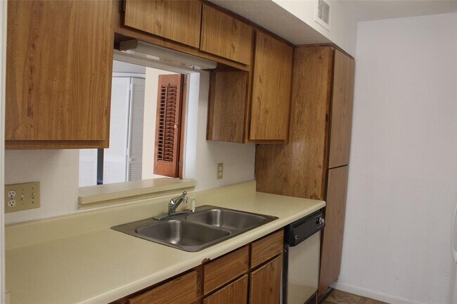 Building Photo - 16111 Aspenglen Dr