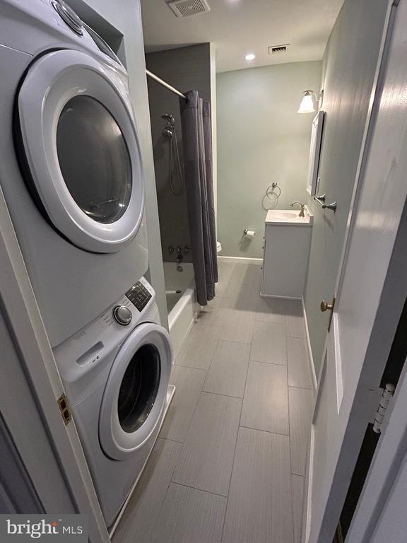 Building Photo - 336 Main St