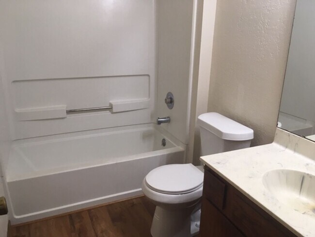 Building Photo - 850 Sq Ft, 2-bedroom, 1-Bath Apartment in 4-plex near 29th & Wannamaker.