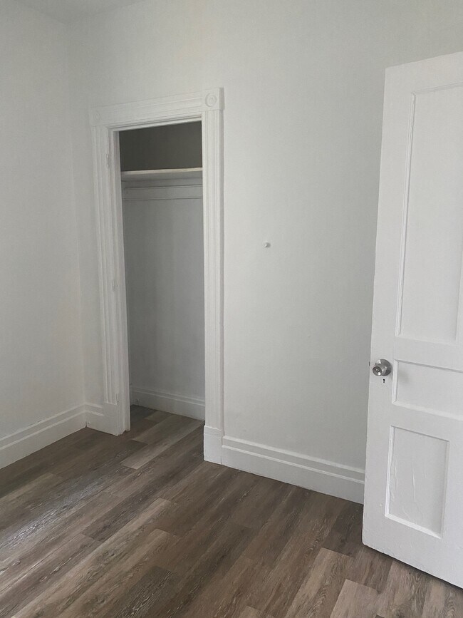 Building Photo - 12 E Sunnyside Way