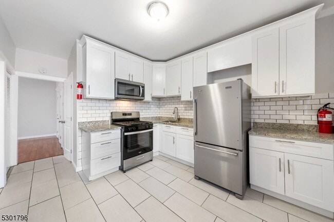Building Photo - 129 W 15th St