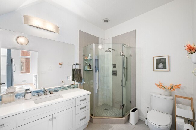 Building Photo - 2BD, 2BA Corner Unit Condo in Lowry