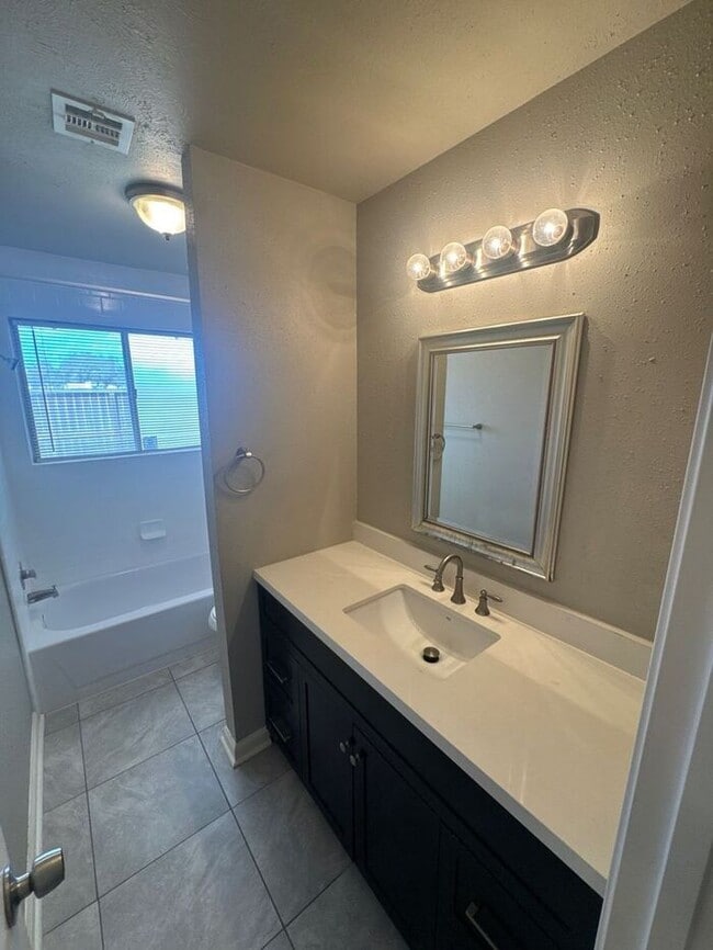 Building Photo - 2038 Woodland Hills Dr