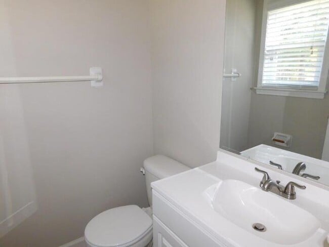 Building Photo - 3367 Kenie Ave