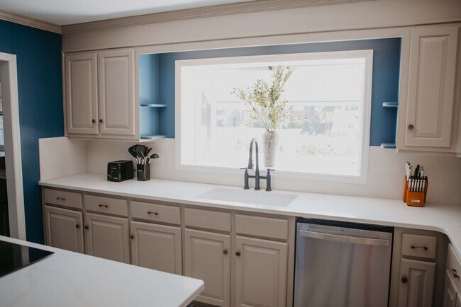 Building Photo - 946 Magnolia St SE