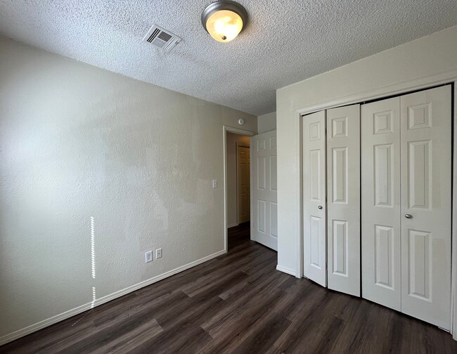 Building Photo - 3 Bedroom duplex!!