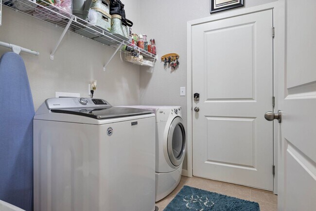 Building Photo - Gorgeous 5 Bed 3 Bath Home in North Loveland!