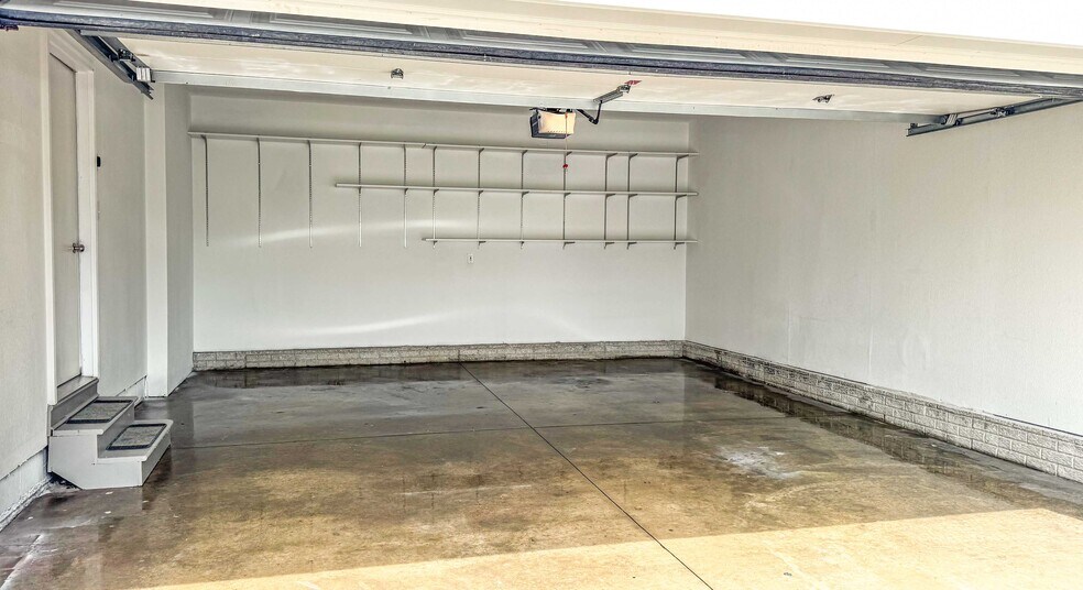 Building Photo - 15835 Hawthorn Dr