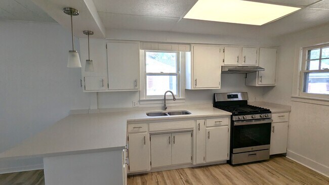 Building Photo - 1874 Manor Dr
