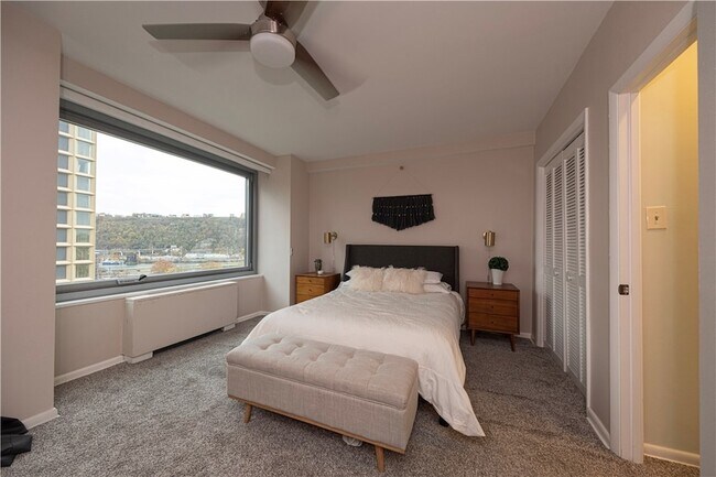 Building Photo - 320 Fort Duquesne Blvd