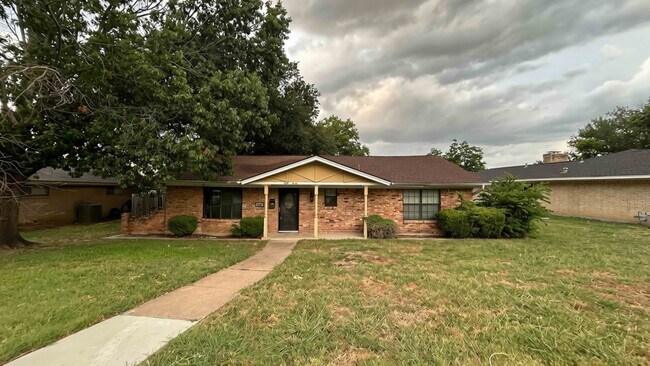 Building Photo - 830 Windsor Pl