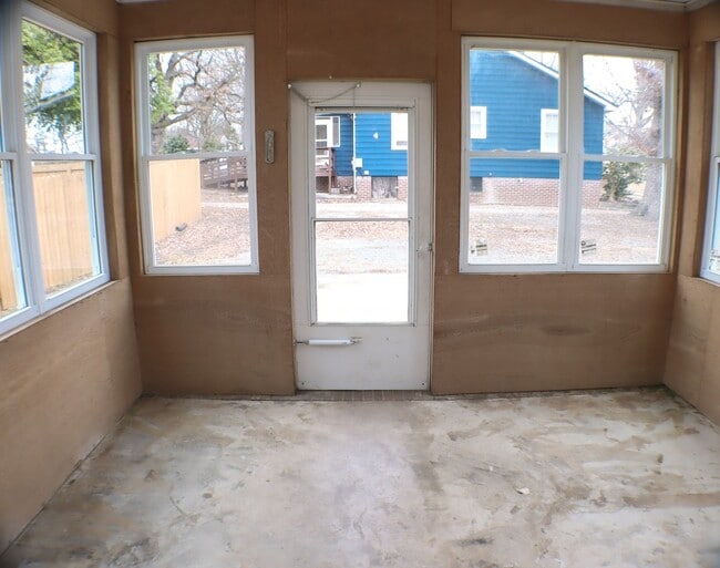 Building Photo - Lovely 5 bedroom, 2 bathroom brick home in Reidsville