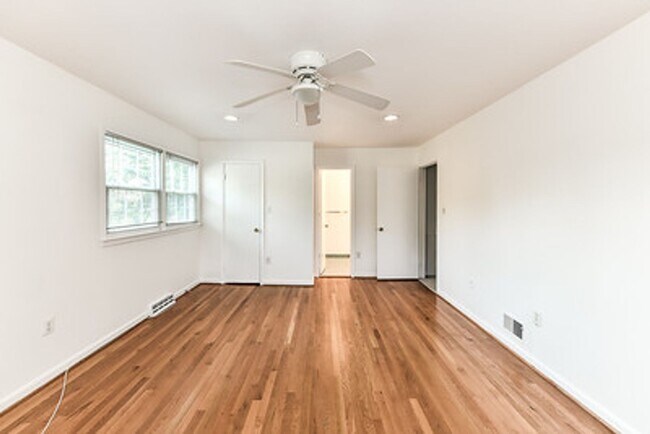 Building Photo - Spacious 4 Bed 2/2 Bath Home with Park-Lik...