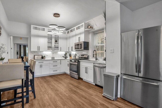 Building Photo - 3636 N Racine Ave