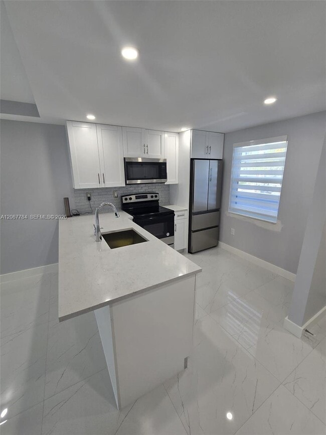 Building Photo - 9440 Fontainebleau Blvd